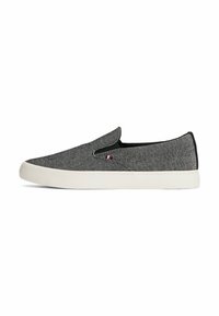 Scarpe slip-on in tessuto grigio con finitura testurizzata, suola in gomma bianca e dettagli elastici ai lati. Presenta un piccolo logo sul lato.