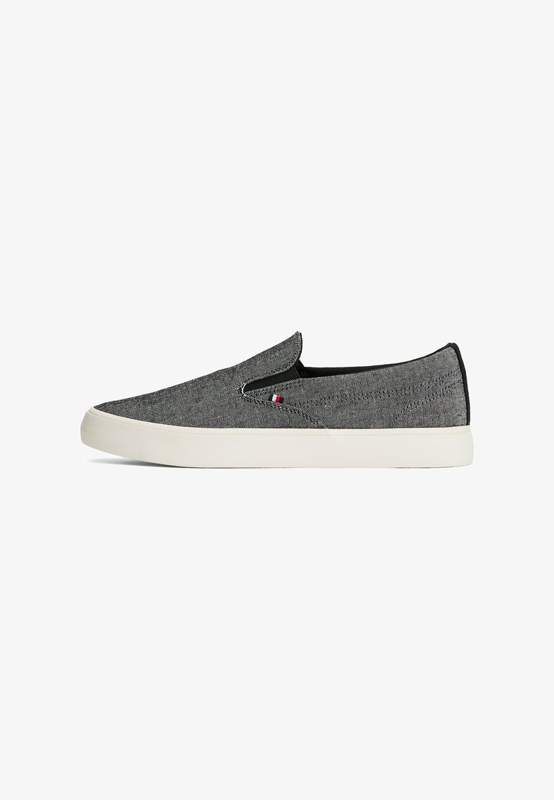 Scarpe slip-on in tessuto grigio con finitura testurizzata, suola in gomma bianca e dettagli elastici ai lati. Presenta un piccolo logo sul lato.