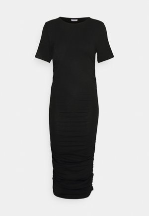 Robe midi noire à manches courtes avec un col rond et des détails froncés sur la moitié inférieure.