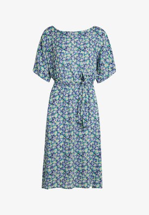 Vestito a fiori in tessuto leggero, con vestibilità morbida, scollo a barca, maniche corte e cintura annodata, nei colori blu, verde e bianco.