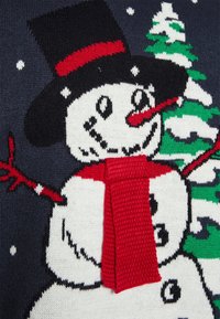 Geweven feestdagentrui met een witte sneeuwman met een zwarte hoed, rode sjaal en takkenarmen, tegen een donkerblauwe achtergrond met sneeuwvlokken.
