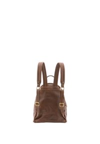 Sac à dos en cuir marron avec bretelles réglables, accents en métal doré, un design simple et des coutures visibles à la surface.