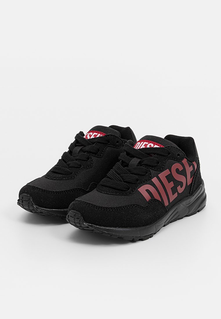 Schwarze Sneaker mit einem Obermaterial aus Mesh und Wildleder, einem markanten „DIESEL“-Logo in Burgunderrot, runder Zehenkappe und Gummisohle mit strukturiertem Profil.