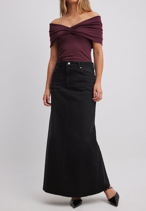 Čierna džínsová maxi sukňa so strihom do rovna, vysokým pásom, dizajnom s piatimi vreckami a strieborným gombíkom. Kombinovaná s bordeaux off-the-shoulder topom.