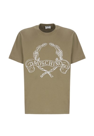 T-shirt verde oliva di Moschino con grafica a corona di alloro bianca e nome del marchio in banner sopra il petto, maniche corte, scollatura rotonda.