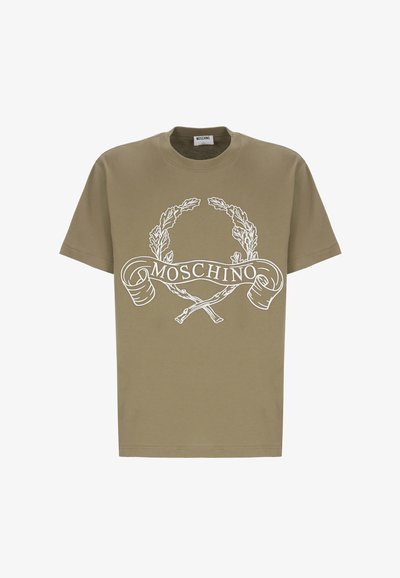 T-shirt verde oliva di Moschino con grafica a corona di alloro bianca e nome del marchio in banner sopra il petto, maniche corte, scollatura rotonda.