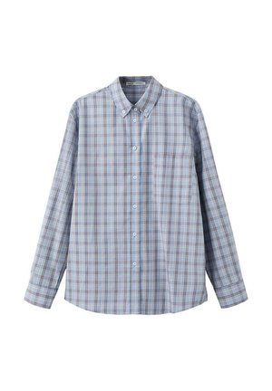 Camisa de manga larga azul claro con patrón de cuadros marrón y blanco y un bolsillo en el pecho sobre fondo blanco.