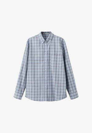 Camisa de manga larga azul claro con patrón de cuadros marrón y blanco y un bolsillo en el pecho sobre fondo blanco.