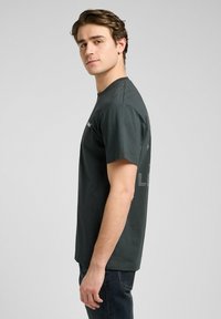Lee SHORT SLEEVE GRAPHIC TEE - RELAXED FIT - T-shirt imprimé - washed black