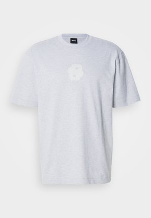 Grijze katoenen T-shirt met korte mouwen, voorzien van een pluizig wit logo op de voorkant. Ronde halsontwerp met een ontspannen pasvorm.