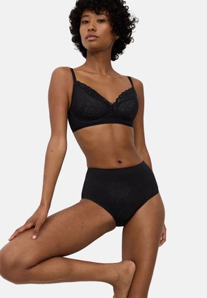 Czarny koronkowy biustonosz typu bralette z kwiatowym wzorem i regulowanymi ramiączkami, zestawiony z czarnymi, wysokim stanem majtkami o podobnym wzorze.