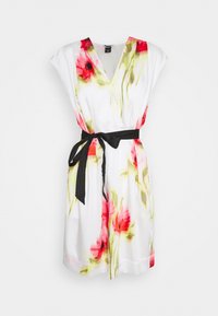 Vit klänning med V-ringning, korta ärmar och ett svart bälte. Har en färgglad blomtryck i rosa och grönt. Slät tygtextur.