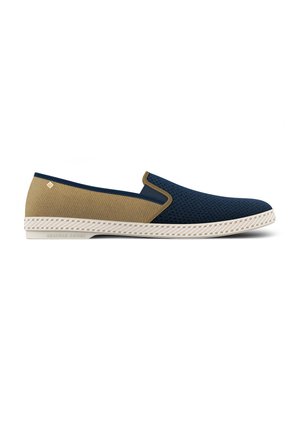 Slip-On-Schuh mit navyfarbenem Mesh vorne, hellbraun strukturierter Rückseite, beigem Besatz und weißer gemusterter Sohle, seitlich auf weißem Hintergrund dargestellt.
