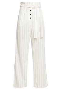 Vita, vida byxor med marinblå vertikala ränder, hög midja, bälte med egen knytning, med knappstängning fram och veck.