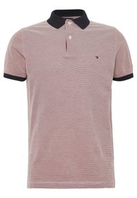 Polo homme à manches courtes en tissu rose clair texturé, col et poignets noirs, avec petit logo sur la poitrine gauche.