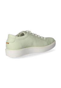 Sneaker in pelle verde menta con superficie testurizzata, lacci bianchi, punta arrotondata e suola in gomma bianca con scanalature verticali.