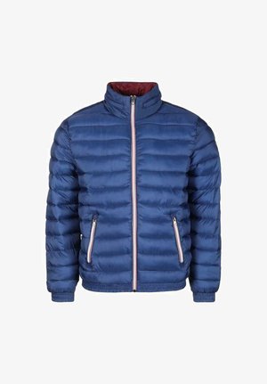 Doudoune bleu marine avec col montant, fermeture éclair à l'avant et deux poches latérales zippées. Présente un motif matelassé horizontal et des accents rouges.