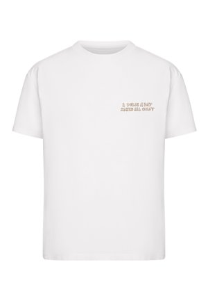 Witte T-shirt met korte mouwen, ronde hals en kleine beige tekst linksboven met de tekst "A DOLCE A DAY MAKES ALL OKAY."