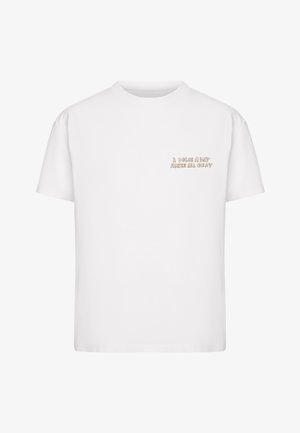 Witte T-shirt met korte mouwen, ronde hals en kleine beige tekst linksboven met de tekst "A DOLCE A DAY MAKES ALL OKAY."