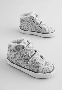 Glittriga silverfärgade hög-top sneakers med ett leopardtryck, utrustade med två kardborreband och ett mjukt, pälsfodrat inre.