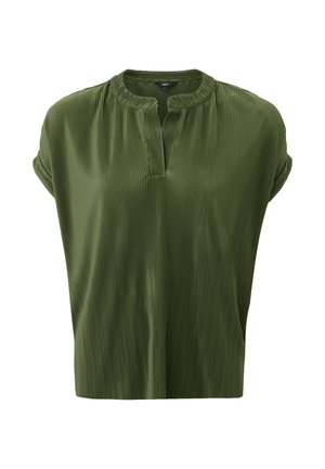 Blusa verde de manga corta plisada con escote redondo y detalle de abertura frontal, ajuste holgado.