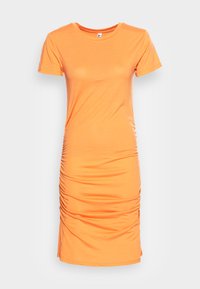 Vestido de t-shirt de algodão laranja com mangas curtas, decote redondo e detalhes franzidos nas laterais para um efeito de pregas. Design de comprimento médio.
