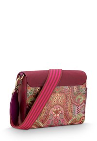 Schoudertas met een bloemenpatroon in roze en bordeauxrood. Heeft een effen bordeauxrode flap, gouden hardware en een gestreepte roze schouderband.