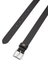 Μαύρη δερμάτινη ζώνη με λεία υφή, ασημένια ορθογώνια αγκράφα και λογότυπο κοντά στην αγκράφα. Διαθέτει ομοιόμορφα τοποθετημένες τρύπες για ρύθμιση.