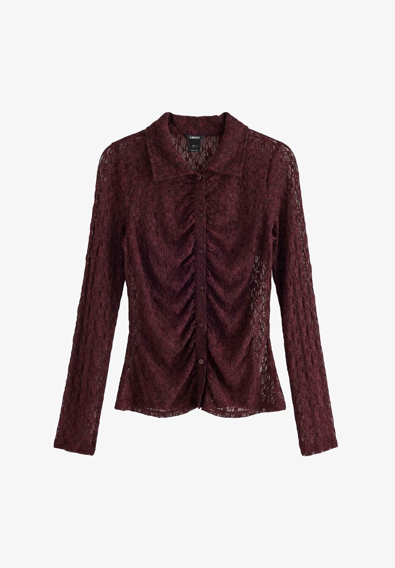 Bordeaux blonde bluse med lange ærmer, rynket frontdetalje og knaplukning. Har en klassisk krave og struktureret blomster mønster.