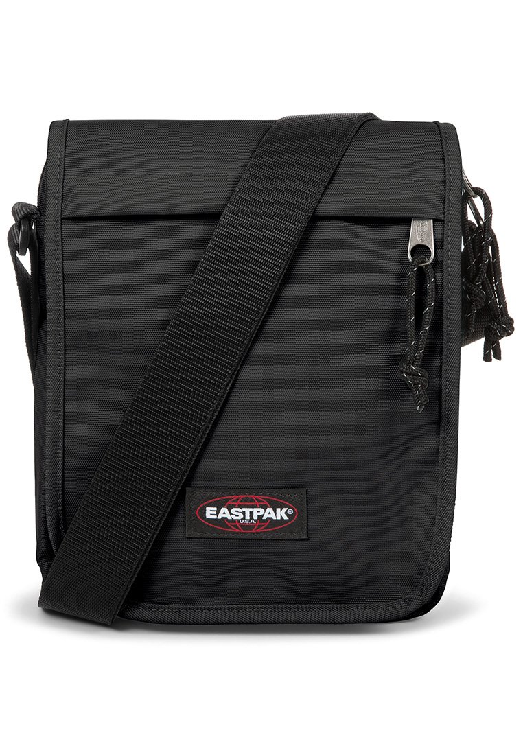 Borsa a tracolla nera in tessuto con tracolla regolabile, dotata di patta pieghevole, tirazip in argento e patch con logo Eastpak sul davanti.