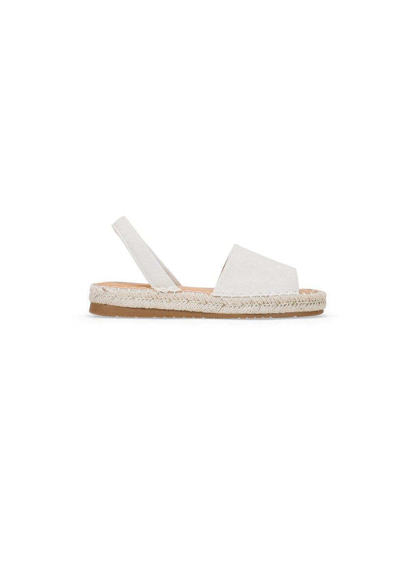 Sandali espadrillas in pelle bianca con una fascia larga, un tacco intrecciato beige e una suola testurizzata. Design minimalista con apertura sul retro.