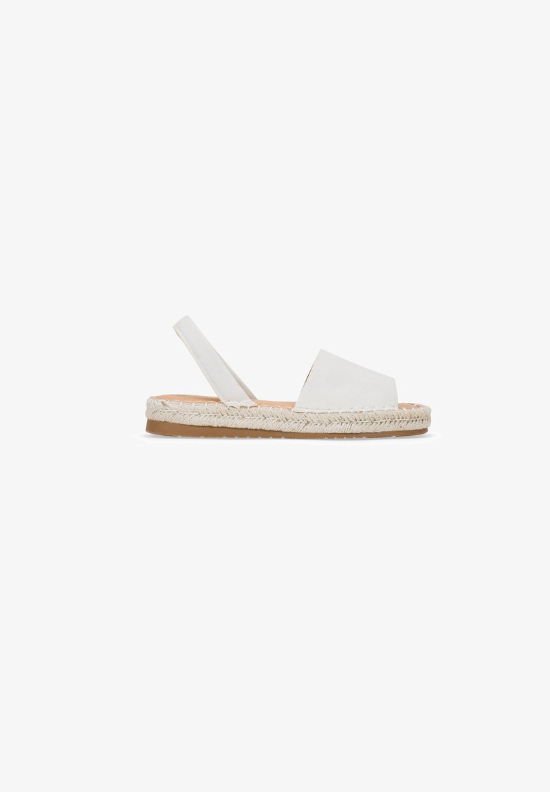 Sandali espadrillas in pelle bianca con una fascia larga, un tacco intrecciato beige e una suola testurizzata. Design minimalista con apertura sul retro.