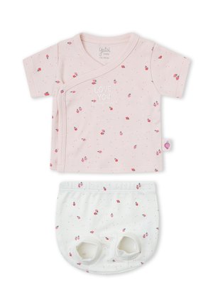 Camisa de bebé estilo kimono y bombachos blancos a juego con pequeños estampados de fresas rojas, la camisa dice "LOVE YOU berry much."