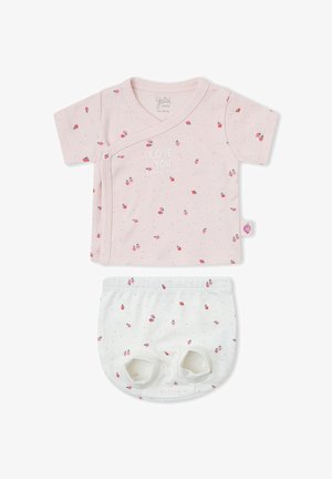 Camisa de bebé estilo kimono y bombachos blancos a juego con pequeños estampados de fresas rojas, la camisa dice "LOVE YOU berry much."