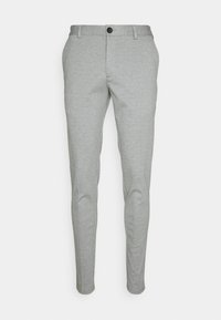 Szare, dopasowane spodnie wykonane z miękkiej bawełny, z jednym przednim guzikiem, zamkiem błyskawicznym i klasycznymi kieszeniami, bez wzorów czy akcentów.