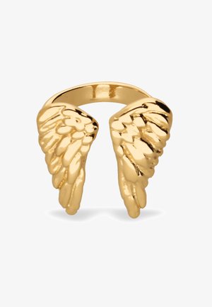 Bague dorée avec des motifs d'ailes détaillés de chaque côté, dotée d'une surface lisse et polie ainsi que d'une bande ouverte pour un ajustement réglable.