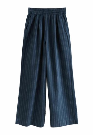 Pantalon large bleu marine à fines rayures blanches verticales et taille élastique, avec poches latérales.