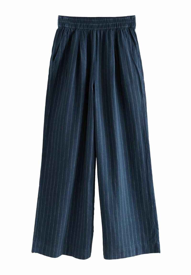 Pantalon large bleu marine à fines rayures blanches verticales et taille élastique, avec poches latérales.