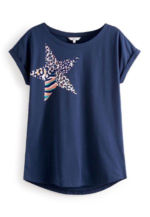 Mørkeblå T-shirt med korte ærmer og op rullede manchetter samt et stort stjerneprint med flerfarvede dyreprintmønstre på forsiden.