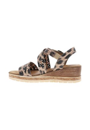 Sandale compensée pour femmes avec lanières croisées à imprimé léopard, détails perforés, sangle arrière élastique et semelle texturée en liège.