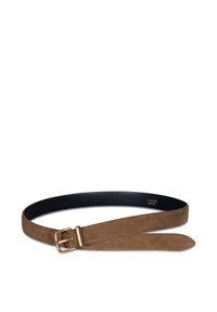 Ceinture en daim marron avec une finition mate, dotée d'une boucle en métal doré et de trous pour l'ajustement, avec une doublure intérieure noire.