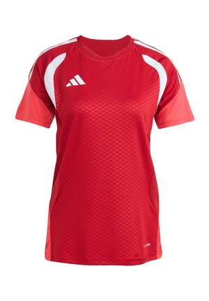 Czerwona sportowa koszulka z krótkim rękawem z białymi, zakrzywionymi panelami na ramionach i jasnoczerwonymi akcentami na rękawach, z białym logo Adidas na piersi.