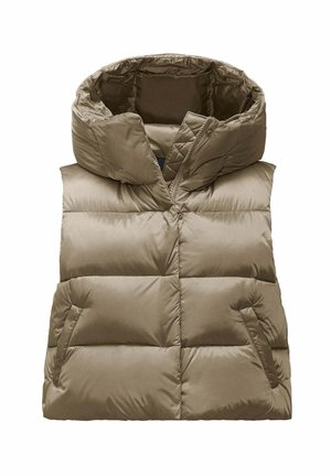 Gilet imbottito verde oliva, con colletto alto, chiusura con zip e due tasche laterali. Realizzato in tessuto liscio e trapuntato con una texture morbida.