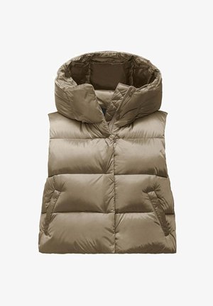 Kamizelka puchowa w oliwkowym kolorze, z wysokim kołnierzem, zapięciem na zamek błyskawiczny i dwoma bocznymi kieszeniami. Wykonana z gładkiego, pikowanego materiału o miękkiej teksturze.
