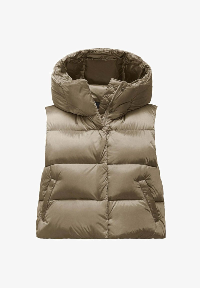 Kamizelka puchowa w oliwkowym kolorze, z wysokim kołnierzem, zapięciem na zamek błyskawiczny i dwoma bocznymi kieszeniami. Wykonana z gładkiego, pikowanego materiału o miękkiej teksturze.