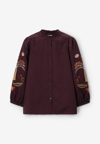 Bordeauxrode blouse met lange mouwen, ruches aan de kraag en decoratieve bloemenborduursels op de mouwen. Voorzien van een knoopsluiting aan de voorkant en zachte stof.