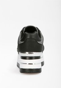 Scarpa da ginnastica nera con tomaia testurizzata, dettagli in argento metallizzato, tacco rialzato e suola intermedia bianca spessa.