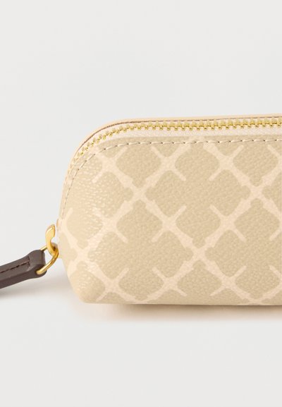 Μπεζ θήκη με φερμουάρ και υφή διαμαντένιου μοτίβου, χρυσό φερμουάρ και σκούρο καφέ δερμάτινο ταμπελάκι τράβηγμα.