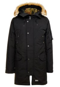 Zwarte parka jas met een capuchon met bontafwerking, voor knoopsluiting, twee zijzakken en een ritszak op de mouw. Binnenkant gevoerd met fleece.