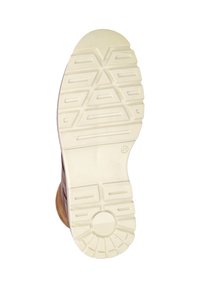 Bruine sneaker met een gestructureerde, witte rubberen zool met een multi-directioneel profiel. Maat 41 gemarkeerd op de onderkant.